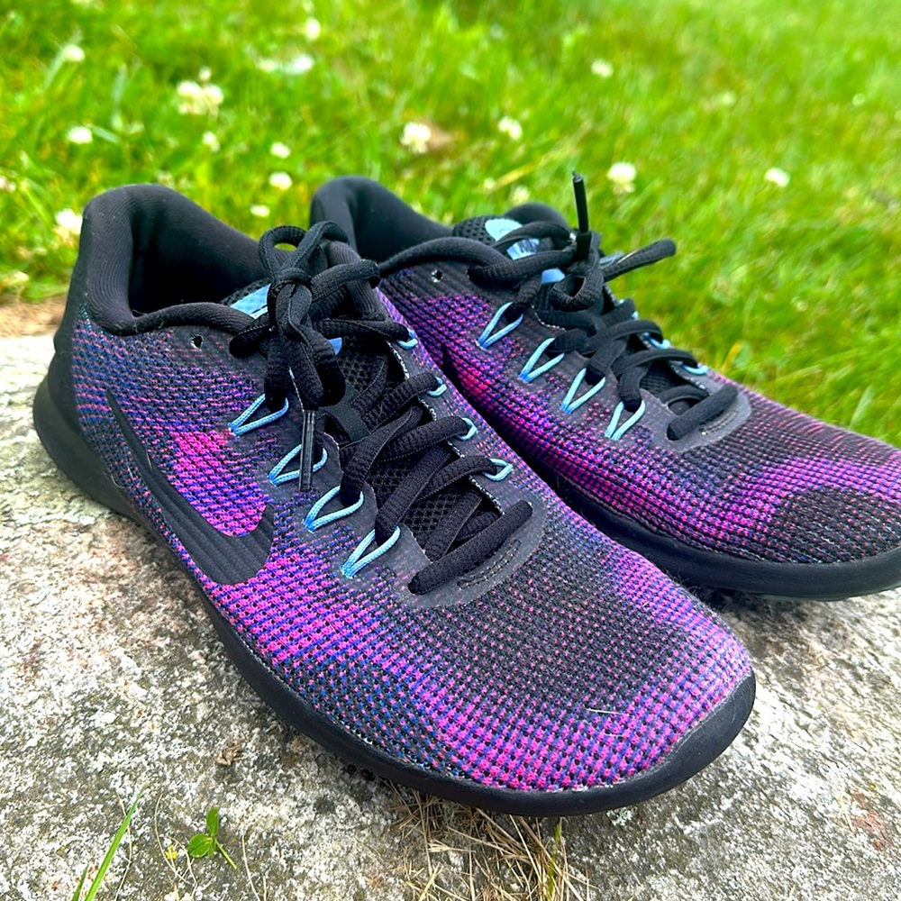Women’s size 7 Nike flex running sneakers